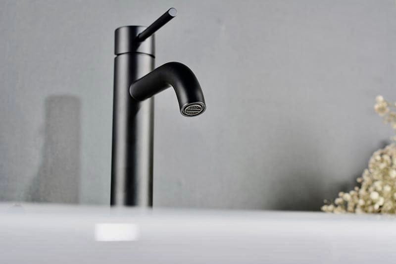 Mitigeur de salle de bain en inox gris brossé