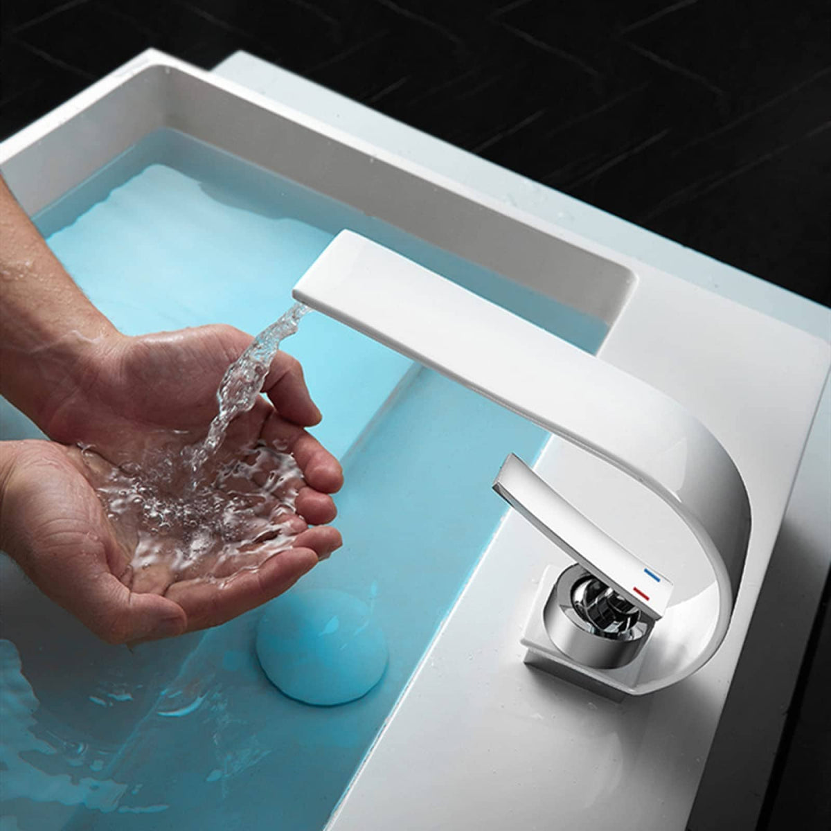 Mitigeur avec bec en cascade blanc