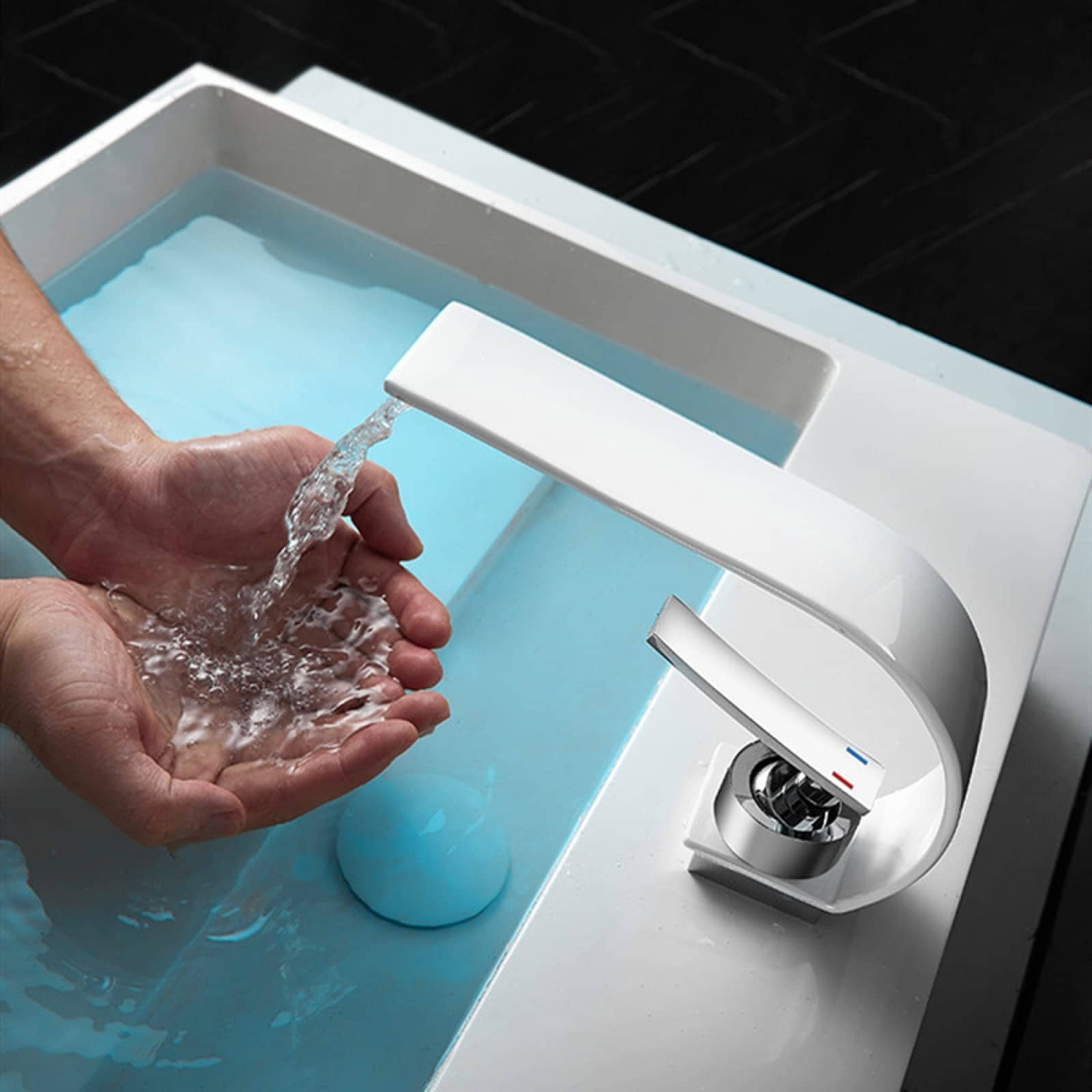 Mitigeur avec bec en cascade blanc