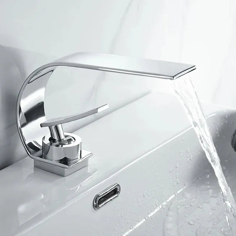 Mitigeur avec bec en cascade chromé