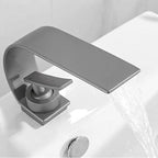 Mitigeur avec bec en cascade gris brossé