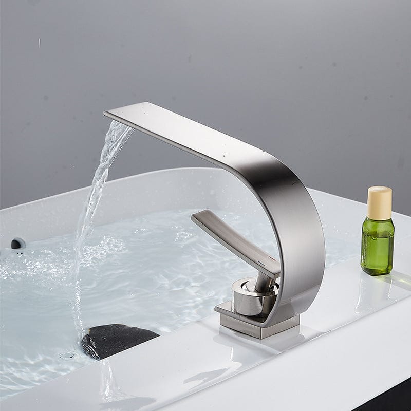 Mitigeur avec bec en cascade gris brossé