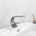 Mitigeur avec bec en cascade gris brossé