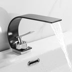 Mitigeur avec bec en cascade noir mat