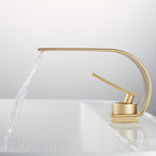 Mitigeur avec bec en cascade or brossé