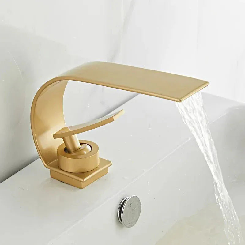 Mitigeur avec bec en cascade or brossé