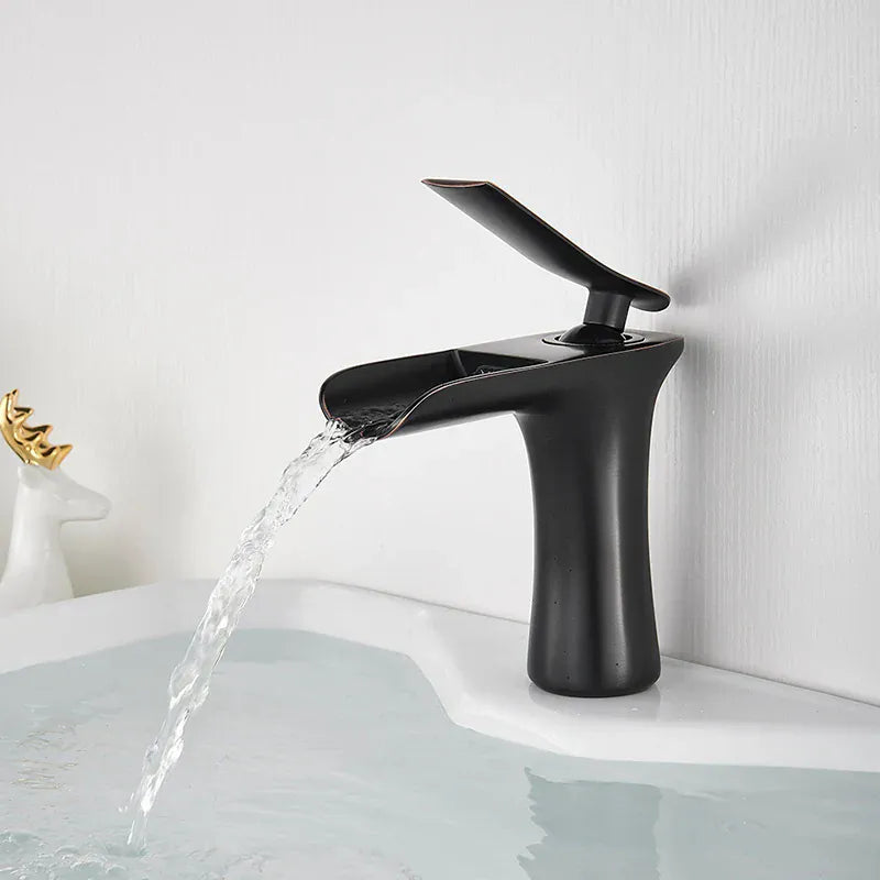 Mitigeur cascade de lavabo noir mat