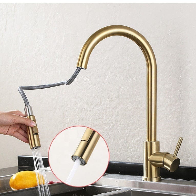 Mitigeur de cuisine avec douchette en or brossé