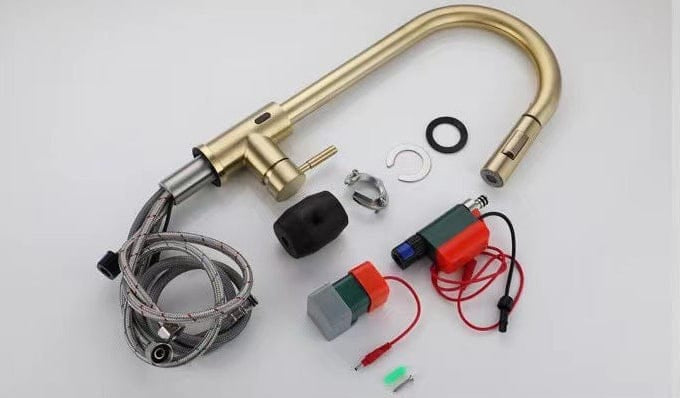 Mitigeur de cuisine avec douchette en or brossé