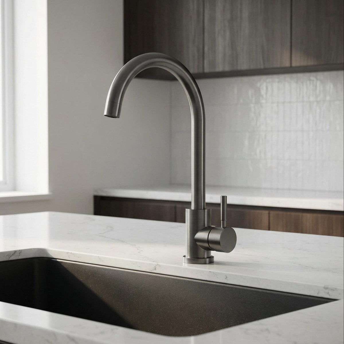 Mitigeur de cuisine moderne gris foncé brossé