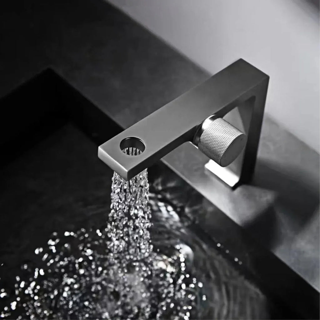 Mitigeur design pour lave main gris brossé