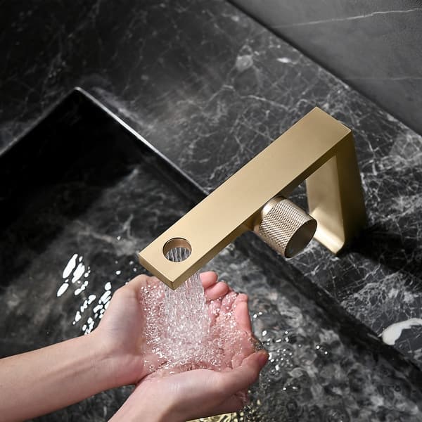 Mitigeur design pour lave main or brossé