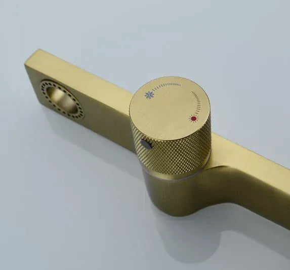 Mitigeur design pour lave main or brossé