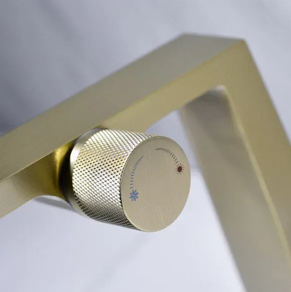 Mitigeur design pour lave main or brossé