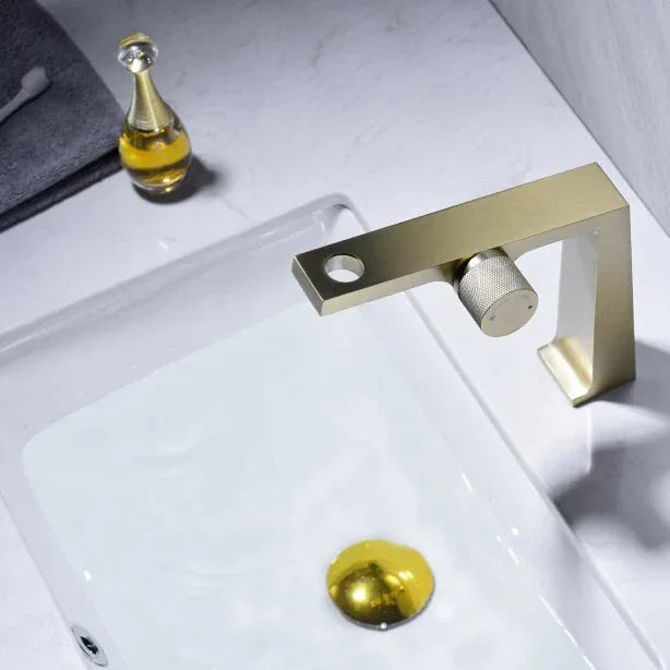 Mitigeur design pour lave main or brossé