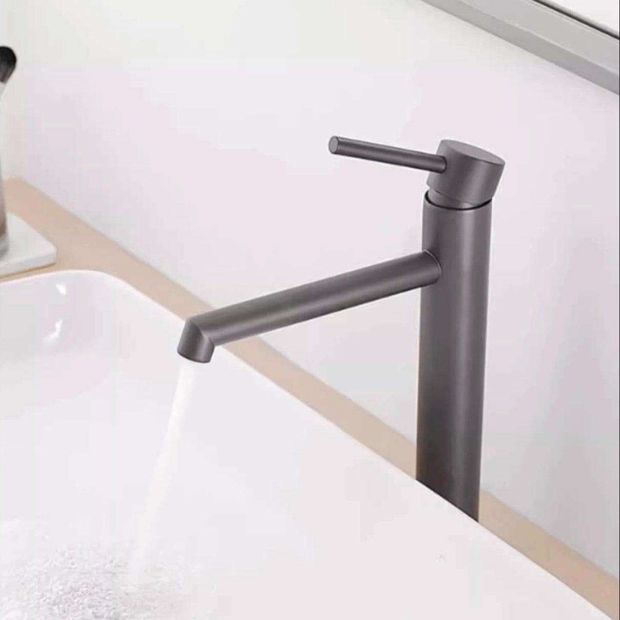 Mitigeur haut de lavabo gris brossé